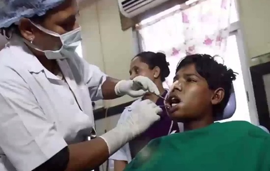 歯牙腫でインドの少年が２３２本の歯を摘出　歯科医「珍しい。世界記録だ」